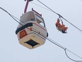 90 फीट की ऊंचाई पर फंसा भेड़ाघाट रोपवे, अंदर फंसे यात्री - देखें वीडियो