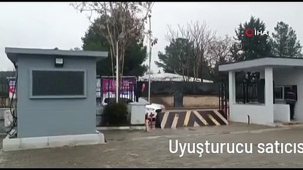 Uyuşturucu satıcısı tutuklandı, polis aracına bindirilirken gazetecilere mesaj verdi