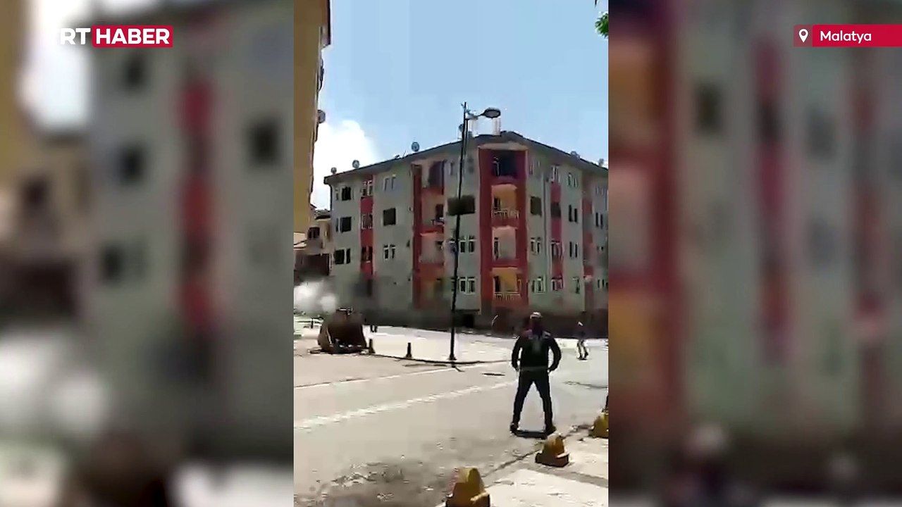 Ağır hasarlı bina saniyeler içinde yerle bir oldu