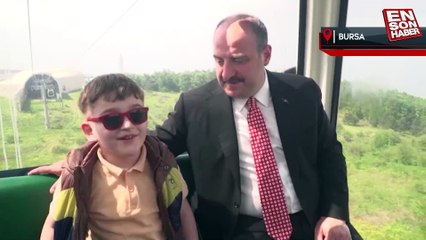 Bakan Varank, teleferikle çıktığı Uludağ'da gençlerle buluştu