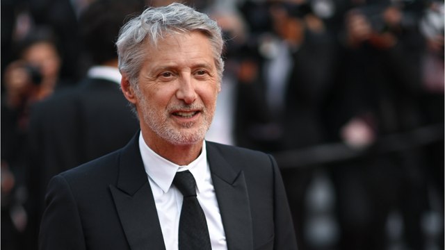 VOICI : Antoine De Caunes embrasse Pierre Lescure à Cannes, son ex Elsa Zylberstein réagit