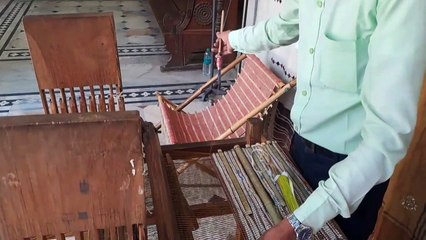 वेस्ट मटीरियर से बना रहे सजावटी सामान, बुनकरों को दे रहे रोजगार का साधन