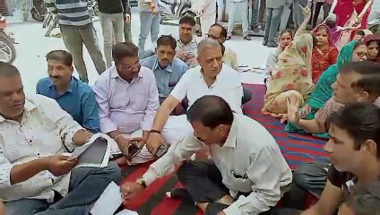 सड़क नहीं बनने से गरमाया माहौल, विवादित पोस्टर से शुरू हुई राजनीति