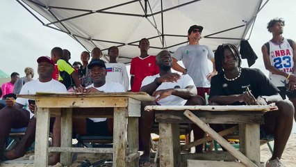 Au Nigeria, surfer entre les oléoducs et les cargos pétroliers