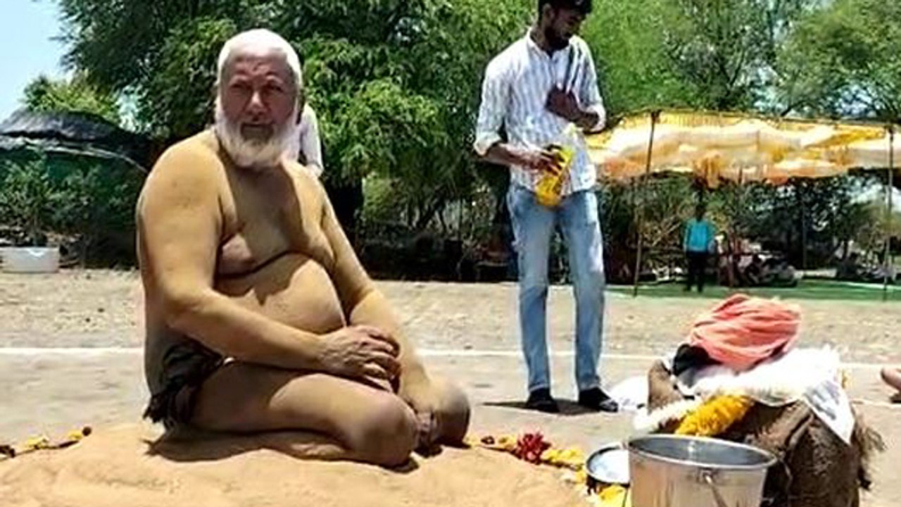 Sehore के Pagal Baba High Temperature में Surya Aradhana क्यों करते है | Boldsky