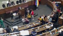Bolivia, lite tra deputati in parlamento: rissa con spintoni e urla durante una seduta