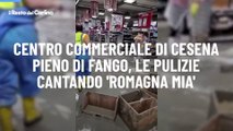 Centro commerciale di Cesena pieno di fango, le pulizie cantando 'Romagna mia': il video