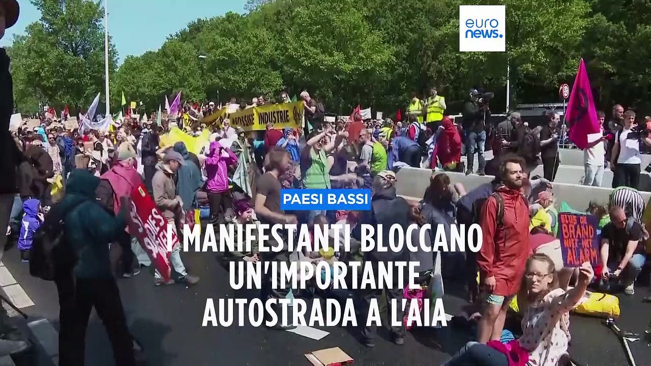 Gli ambientalisti infuriati col governo olandese bloccano l'Aia