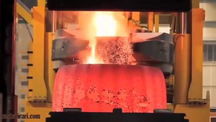 Lavorazioni spettacolari: forgiare l'acciaio ai limiti dell'impossibile