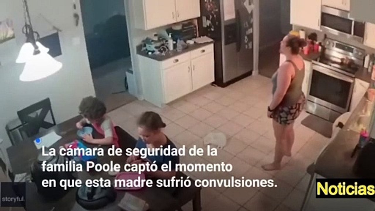 Dos niños ayudan a su madre en medio de unas convulsiones neurológicas