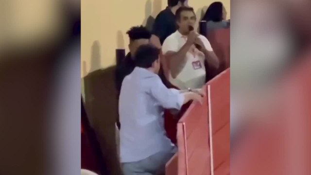 ELISEU, EXJUGADOR del MÁLAGA, durante unas FERIAS pillado por una VAQUILLA | Diario AS