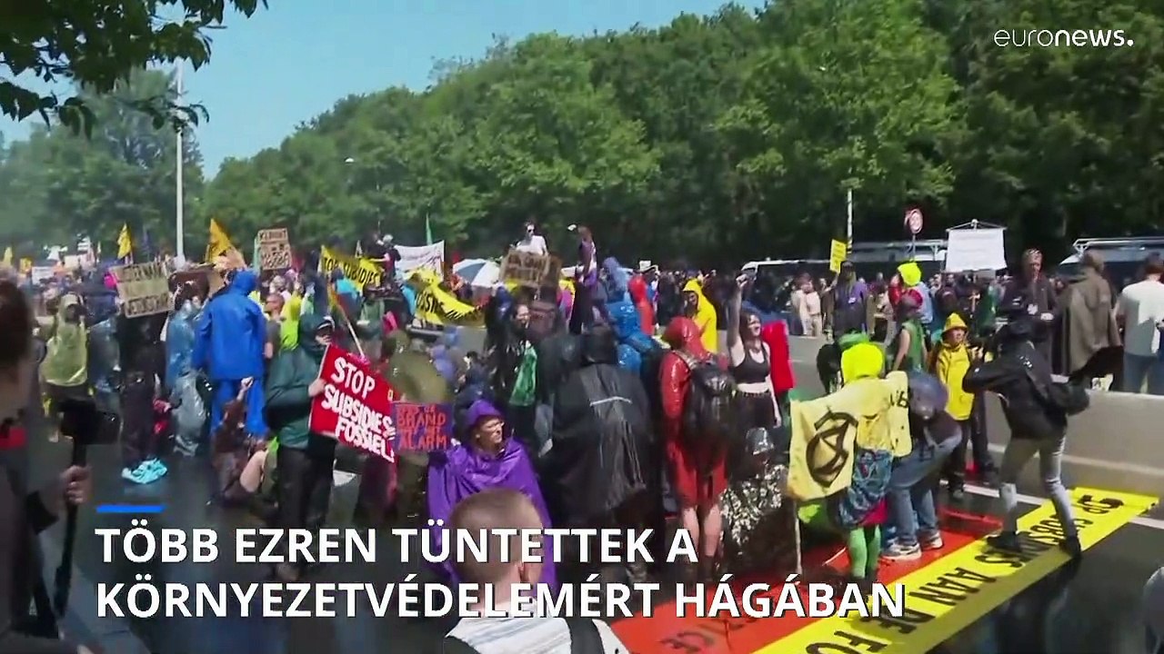 Több ezer holland környezetvédő blokkolt egy autópályát Hágában