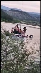 Durağında otomobil gölete uçtu Bir kişi ağır