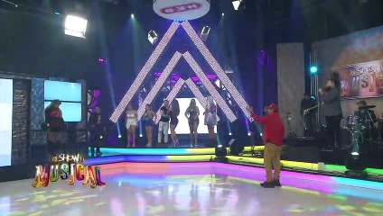 "Báñate" Ernestina le grita a Karina al bailar