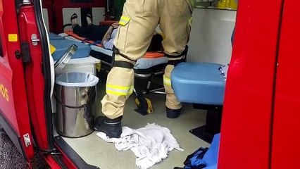 Mulher perde o controle da direção e bate veículo em mureta na PRc-467