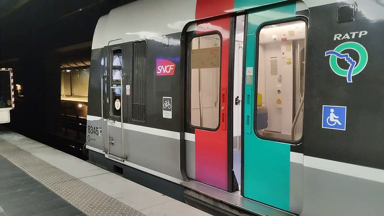 départ d'un UM2 MI79 et MI84 livrée IDFM et STIF RATP à Chatelet les Halles Pour Denfert Rochereau mission PEPE