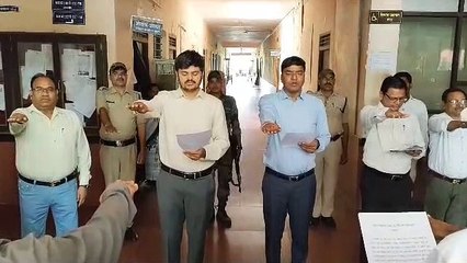 कलेक्टर ने नक्सलवाद और हिंसा का विरोध करने के लिए दिलाई शपथ