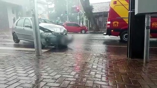 Homem fica ferido em acidente entre dois carros em cruzamento no Centro