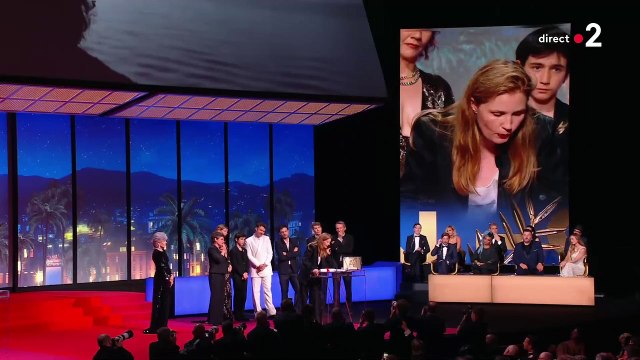 Cannes - La Palme d’or est remise par Jane Fonda à Anatomie d'une chute réalisé par Justine Triet - La réalisatrice française fait un violent discours contre le gouvernement