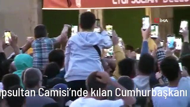 Akşam namazını Eyüpsultan Camisi'nde kılan Cumhurbaşkanı Erdoğan'a vatandaşlardan yoğun ilgi