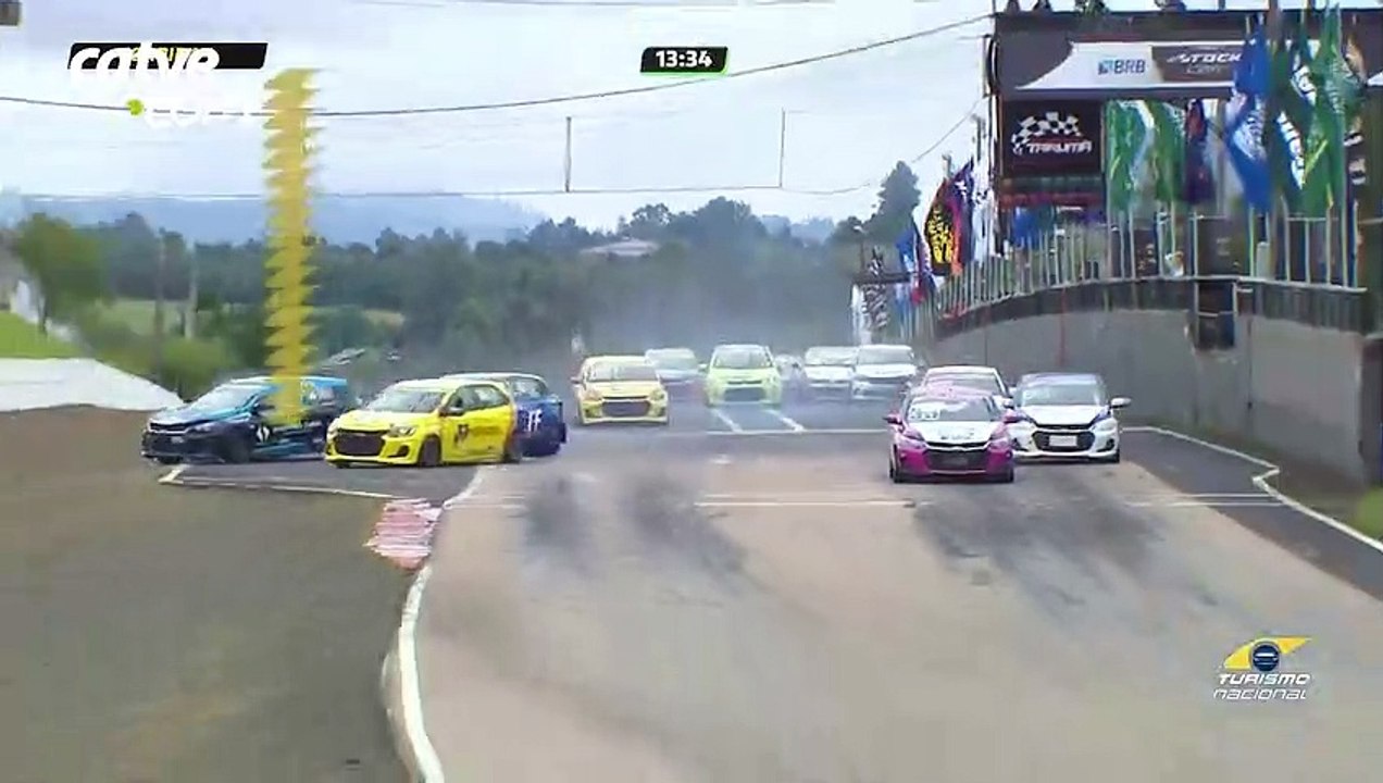 Carros capotam diversas vezes durante competição Turismo Nacional