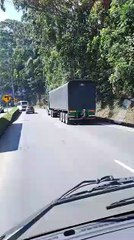 Jóvenes continúan arriesgando su vida al "colgarse" de los camiones