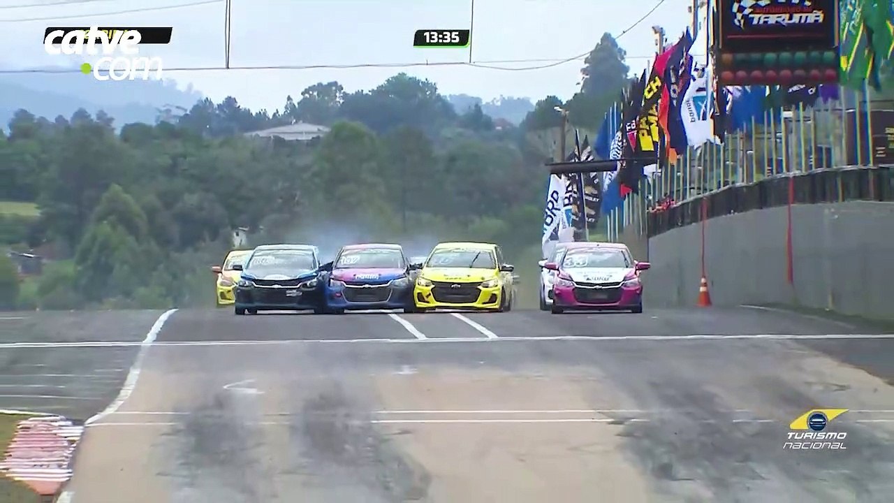 Carros capotam diversas vezes durante competição Turismo Nacional