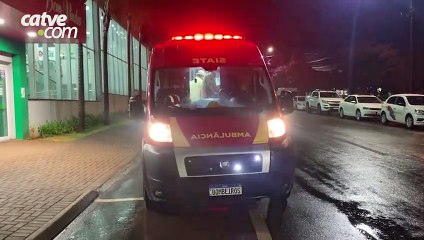 Mulher de 23 anos cai de moto em estacionamento de mercado