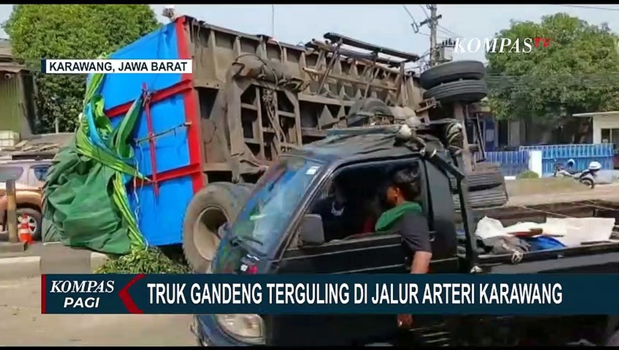 Truk Gandeng Muatan Pakan Ternak Terguling di Jalur Arteri Karawang