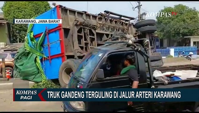 Truk Gandeng Muatan Pakan Ternak Terguling di Jalur Arteri Karawang