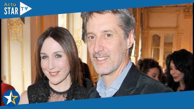 Antoine de Caunes embrasse langoureusement un célèbre journaliste et fait réagir son ex, Elsa Zylber