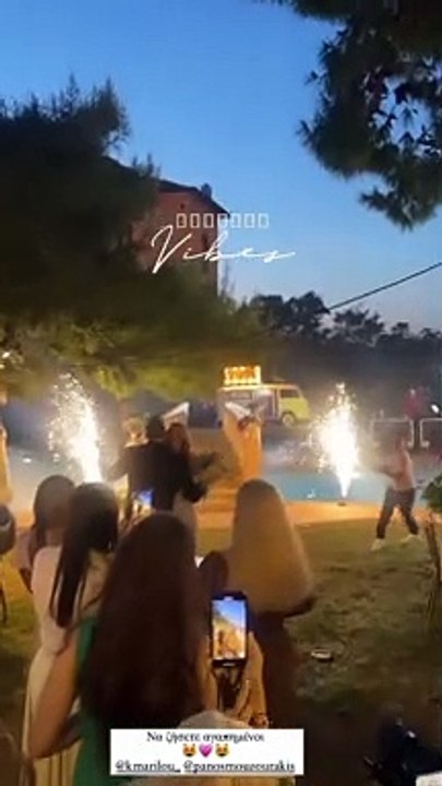 Γάμος Μουζουράκη-Κόζαρη: Η μπομπονιέρα, η είσοδος του ζευγαριού στο πάρτι με χορό και όσα δεν είδατε