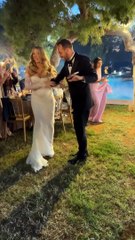 Μουζουράκης-Κόζαρη: Η υπέροχη είσοδος του ζευγαριού στον χώρο του πάρτι