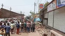 Bulldozer runs on 7 shops along the highway, heavy protest