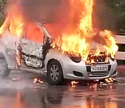 कार सवार चार लोग बाल-बाल बचे