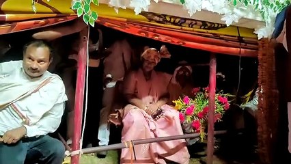 बारिश से बचने अतिथियों ने मंच के नीचे, जनता ने कुर्सी उठा ली सिर पर