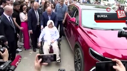 Bakan Varank, yürüme zorluğu çeken 70 yaşındaki kadını Togg ile sandığa getirdi