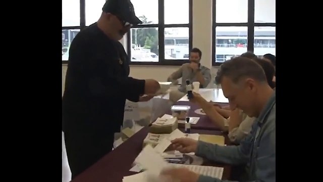 Cem Yılmaz oyunu kullandı! Buraya çok yakın oturuyorum, bir ihtiyacınız var mı?