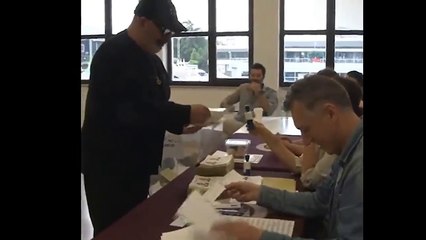Cem Yılmaz oyunu kullandı! "Buraya çok yakın oturuyorum, bir ihtiyacınız var mı?"