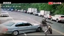 22歲男騎50萬重機出遊 撞小巷竄出BMW陷昏迷幸脫險（翻攝畫面）