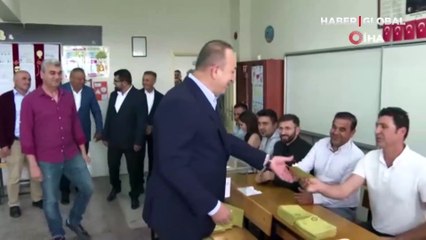Bakan Çavuşoğlu oyunu kullandı: Demokrasiye hepimizin sahip çıkması lazım
