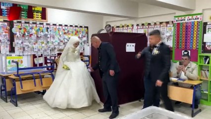 Düzce'de dünyaevine giren çift önce oy kullanmaya gitti