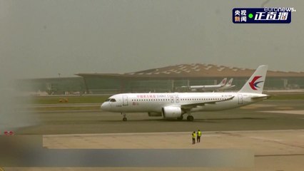 شاهد: إقلاع أول طائرة ركاب صينية الصنع في رحلتها التجارية الأولى.. تنافس مع الغرب في الجو