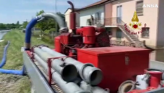 Maltempo in Emilia-Romagna, a Conselice proseguono operazioni di prosciugamento