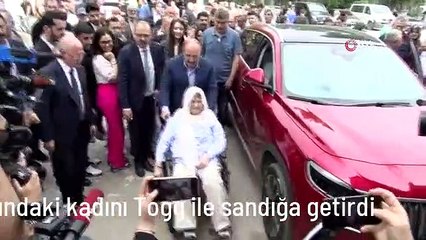 Bakan Varank, yürüme zorluğu çeken 70 yaşındaki kadını Togg ile sandığa getirdi