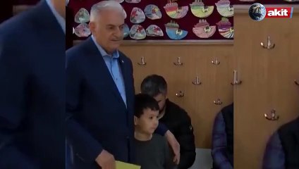 Binali Yıldırım oy kullanan eşine öyle bir şey söyledi ki izleyenler gülmekten kırıldı