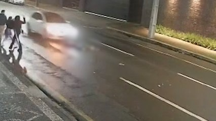 Vídeo: câmera flagra momento em que mulher é atropelada na Rua Paraná
