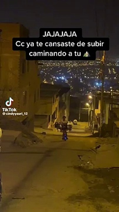 Joven usa monociclo para subir a un cerro.