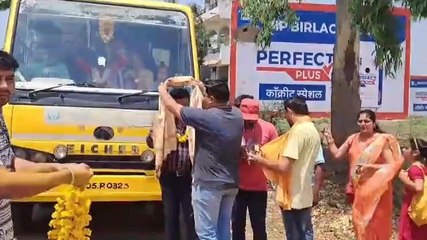 सोहागपुर: BJP नेता ने महिलाओं को निशुल्क दिखाई द केरला स्टोरी, पुष्प वर्षा कर किया स्वागत