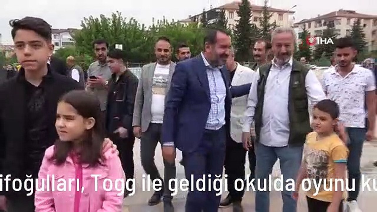 Elazığ Belediye Başkanı Şerifoğulları, Togg ile geldiği okulda oyunu kullandı